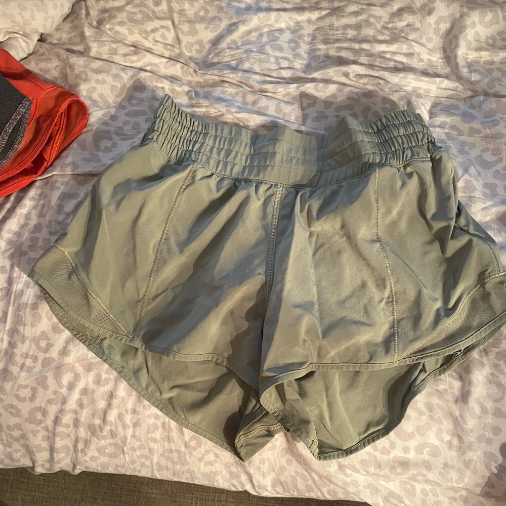 Lululemon hotty hot 2.5 inch size 6